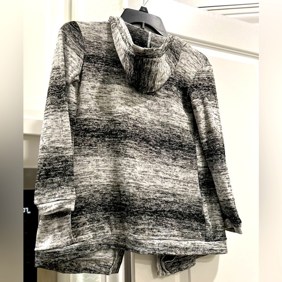 Haani light sweater with hoodie for girls/boys size 10 95% polyester & 5%spandex - Picture 1 of 6